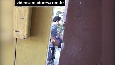 Voyeur filma a una joven pareja follando hasta que descubre el vídeo